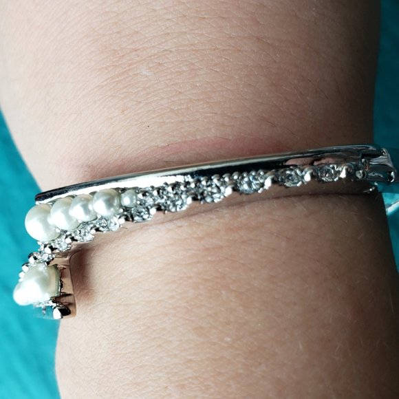 2/25$ NWT Charter faux pearls silver tone bracelet - Picture 3 of 6